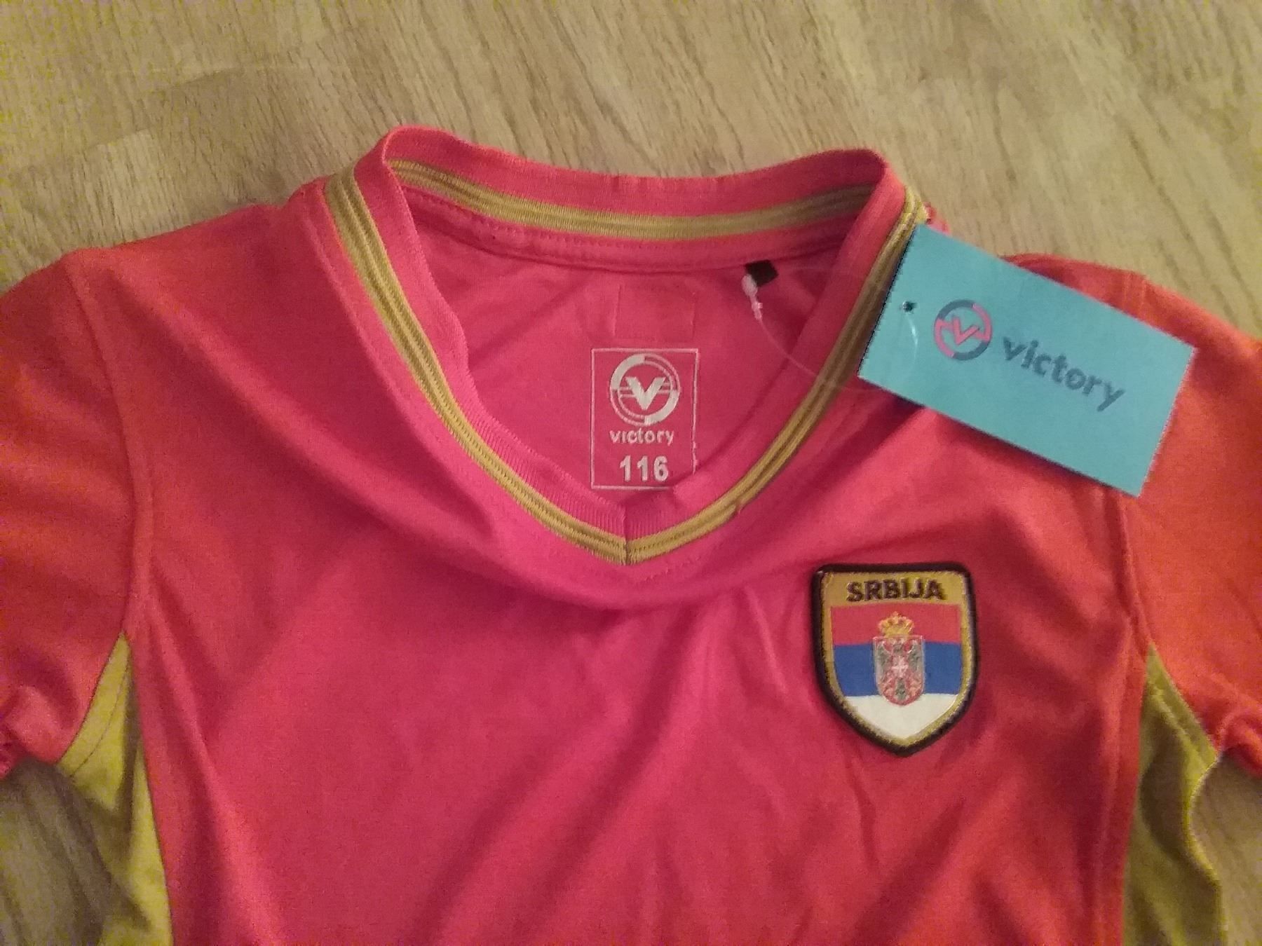 Scarpe, pantaloni & magliette da ginnastica: Neues 2 teil.Fussballset SERBIJA Gr. 116 – Nuovo e nell'imballaggio originale da Zürich venduto da lehmi1 2