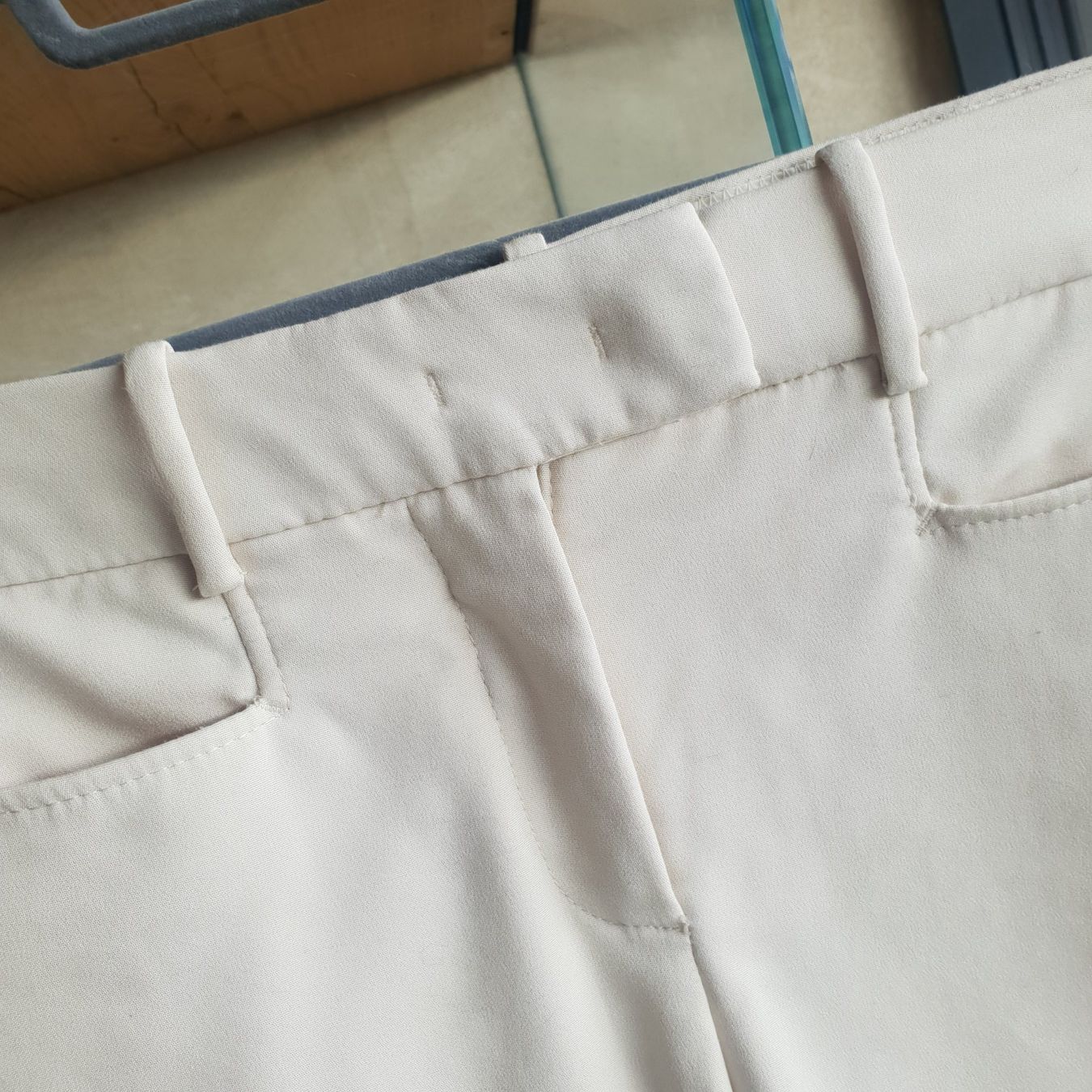 Mango Pantaloni: 🐸 Hose MANGO 34 offwhite – Nuovo (secondo la descrizione) da Môtier (Vully) venduto da Frogs 1