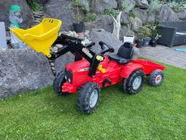 Tretttaktor Massey Ferguson mit Frontlader und Anhänger.