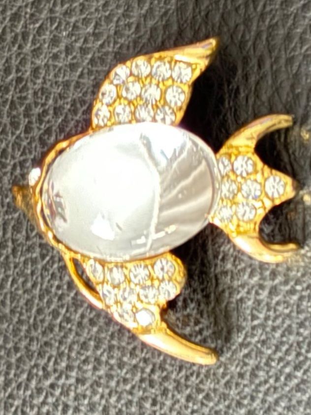 Spille & Fermagli: Broche vintage poisson doré avec strass – Usato da Peseux venduto da CharmeCommerce 1