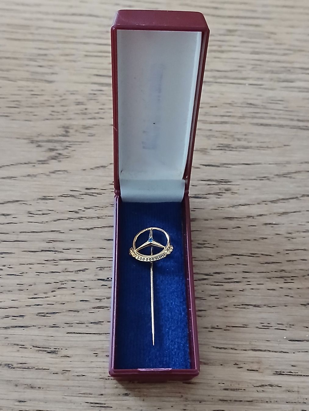 Broschen & Nadeln: Anstecknadel Mercedes 500 000 km – Gebraucht aus Aarburg von Emelie