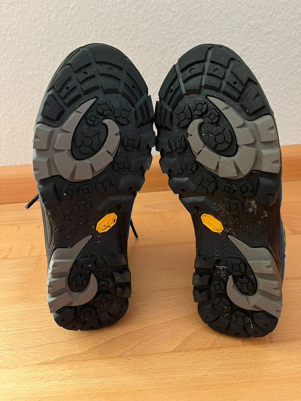 Scarpe per ragazzi: Brütting Trekkingschuh blau-gelb Grösse 35 – Usato da Muttenz venduto da Juvenile33 4