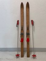 Ski (K 26), Ski von ca. 1960, ohne Kanten, mit Stöcken