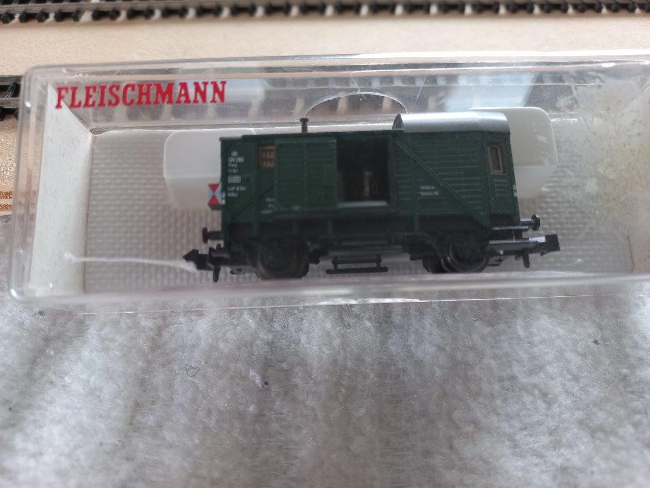 Fleischmann Modelleisenbahnen: Fleischmann Spur N Güterzugbegleitwagen – Gebraucht aus Pfäffikon / ZH von Pefkadett