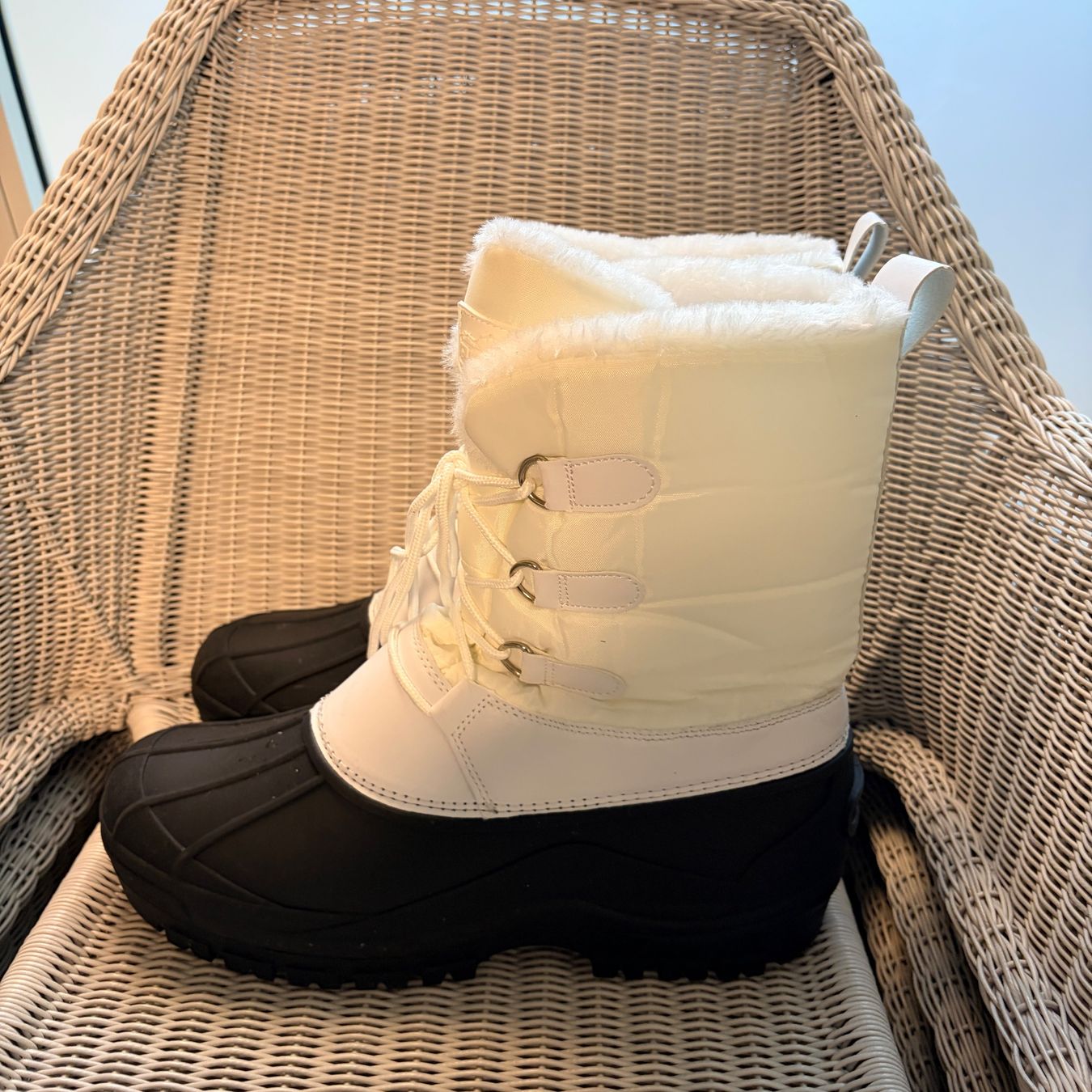 Herrenschuhe: Winterstiefel Weiss Schwarz Grösse wird ergänzt – Gebraucht aus Fahrweid von Antonio_Dantas 1