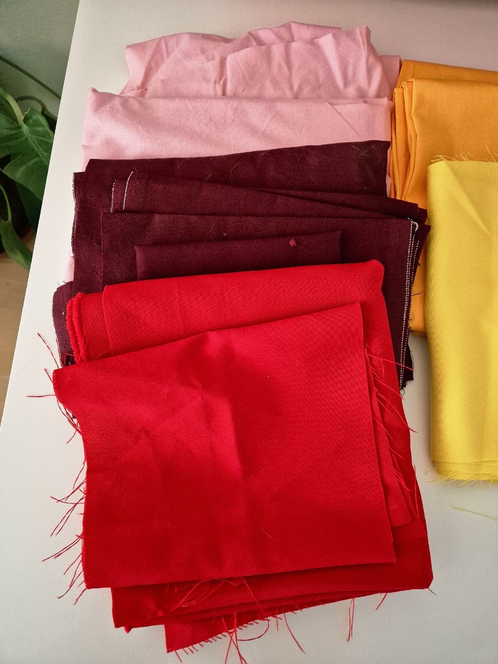 Tessuti: Lots de tissus colorés - diverses dimensions – Usato da Marin-Epagnier venduto da Ginie14 1