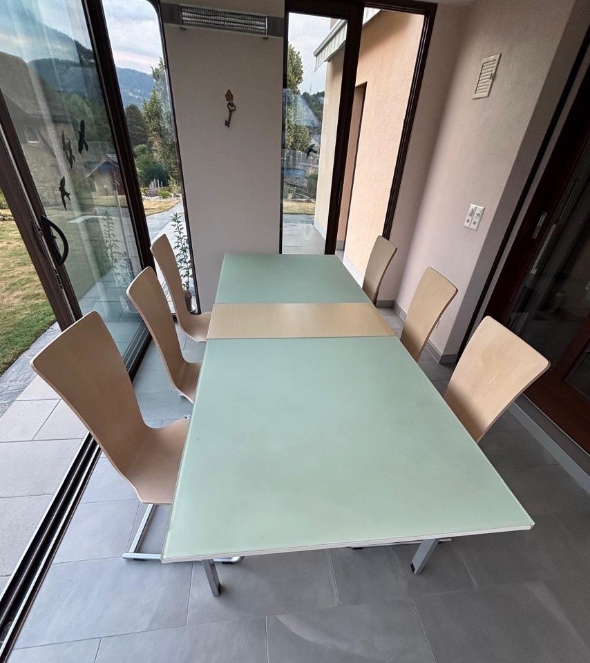 Set de table et chaises: table à manger avec chaises – D'occasion à st-légier par bmarti01