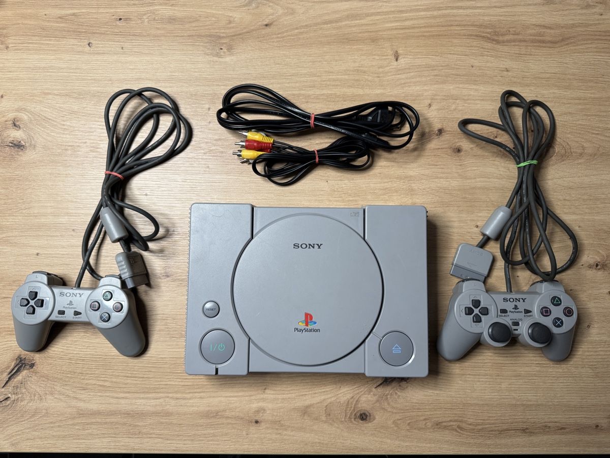 Sony Console: Originale Sony Playstation 1 mit 2 Controller, Top Zustand! – Usato da Biberist venduto da etesummer