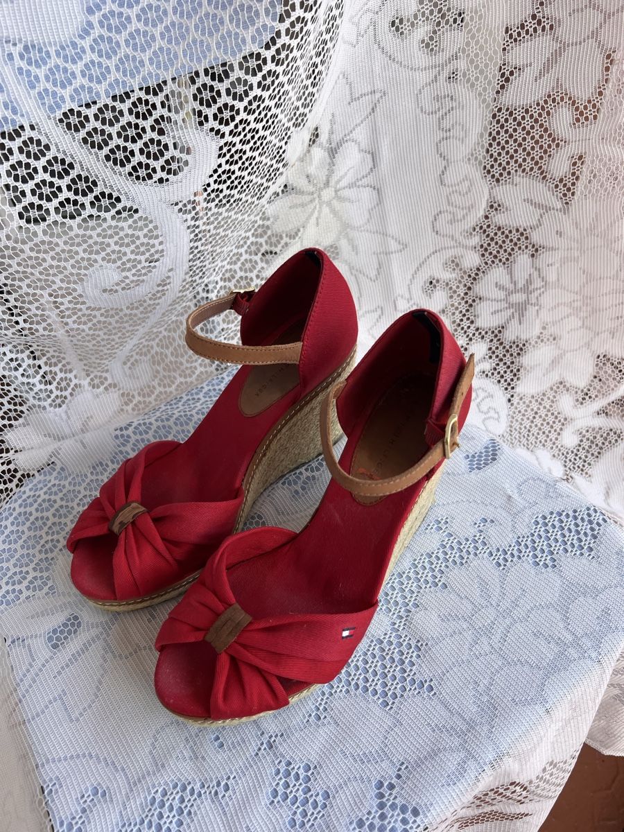 Chaussures femmes: Sandales compensées Tommy Hilfiger – D'occasion à Bernex par 2ziemement 2