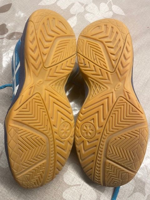 Asics Schuhe für Jungen: ASICS Hallensportschuh – Gebraucht aus Areuse von gho_z7qh 2