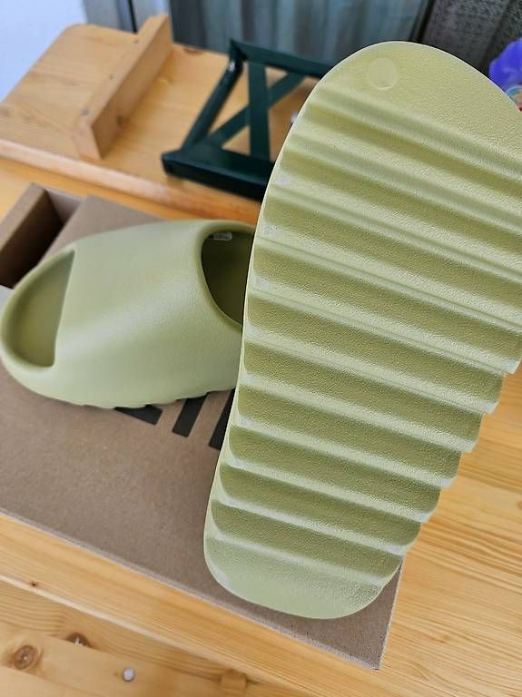 Scarpe da uomo: Yeezy Slide Resin Us 8 – Usato da Oberentfelden venduto da pun_d7vt 1