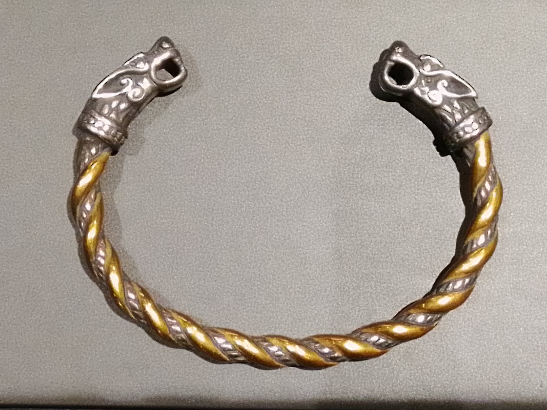 Bracciali & Braccialetti: Offener Wikinger Armreif mit Drachenköpfen – Nuovo (secondo la descrizione) da Nottwil venduto da Dorje67 2