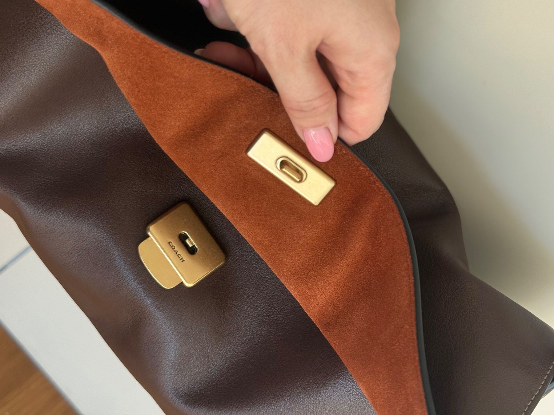 Coach Borse da donna: Coach Chelsea Shoulder Brown – Usato da Zürich venduto da Ola_la 2