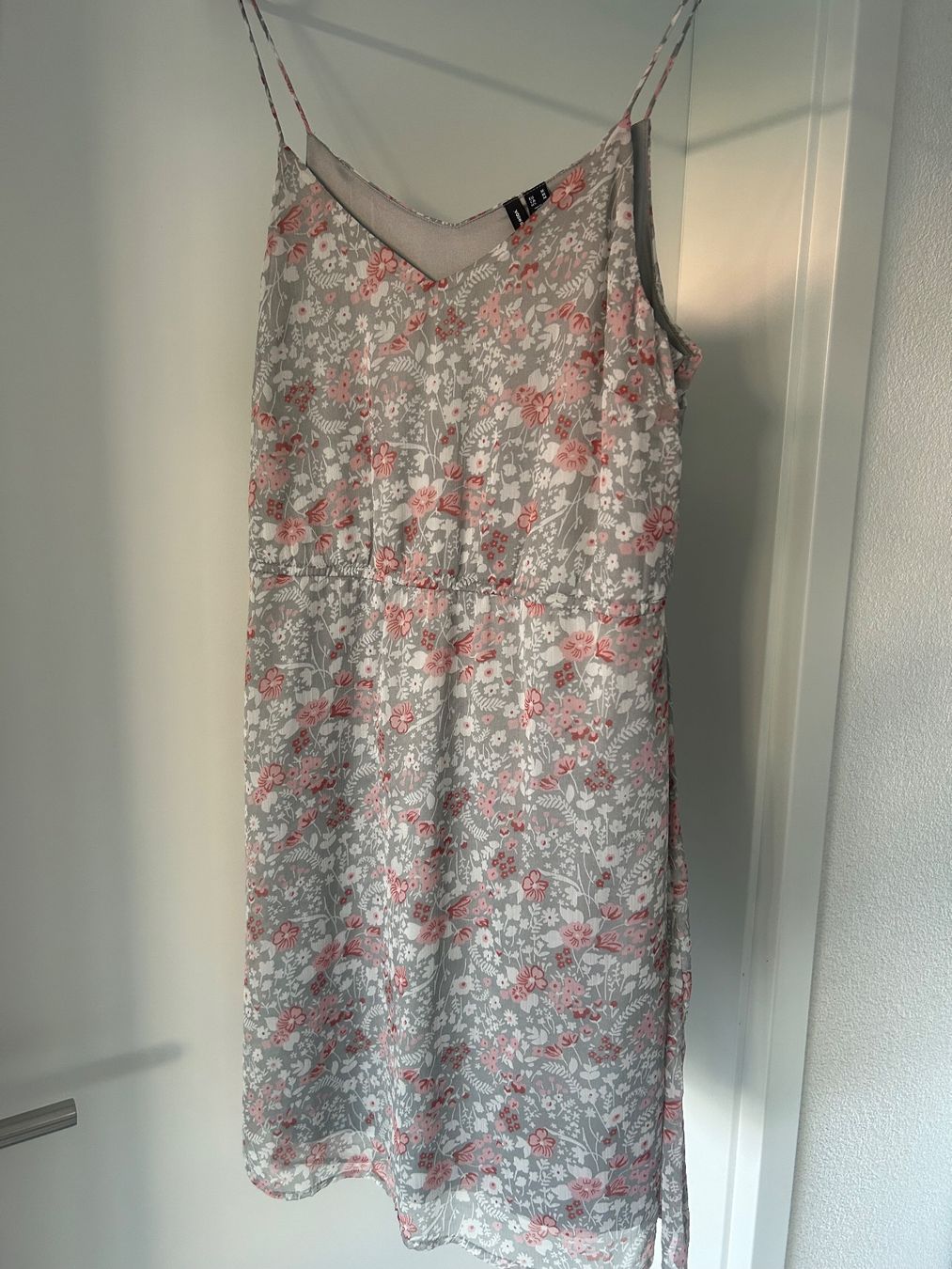 Vero Moda Kleider: Robe Vero Moda – Gebraucht aus Courrendlin von loko2910 3