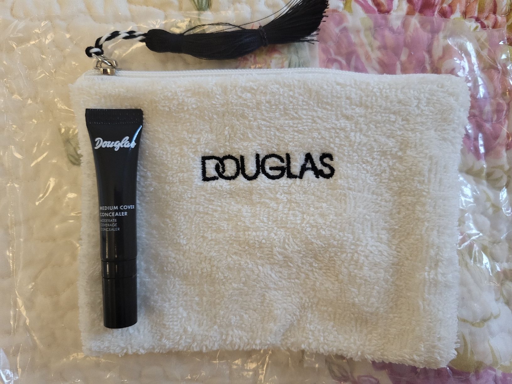 Trousses de maquillage: Kleines Douglas Set mit Etui Necessaire + Medium Concealer – Neuf avec emballage d'origine à Nänikon par elifxs