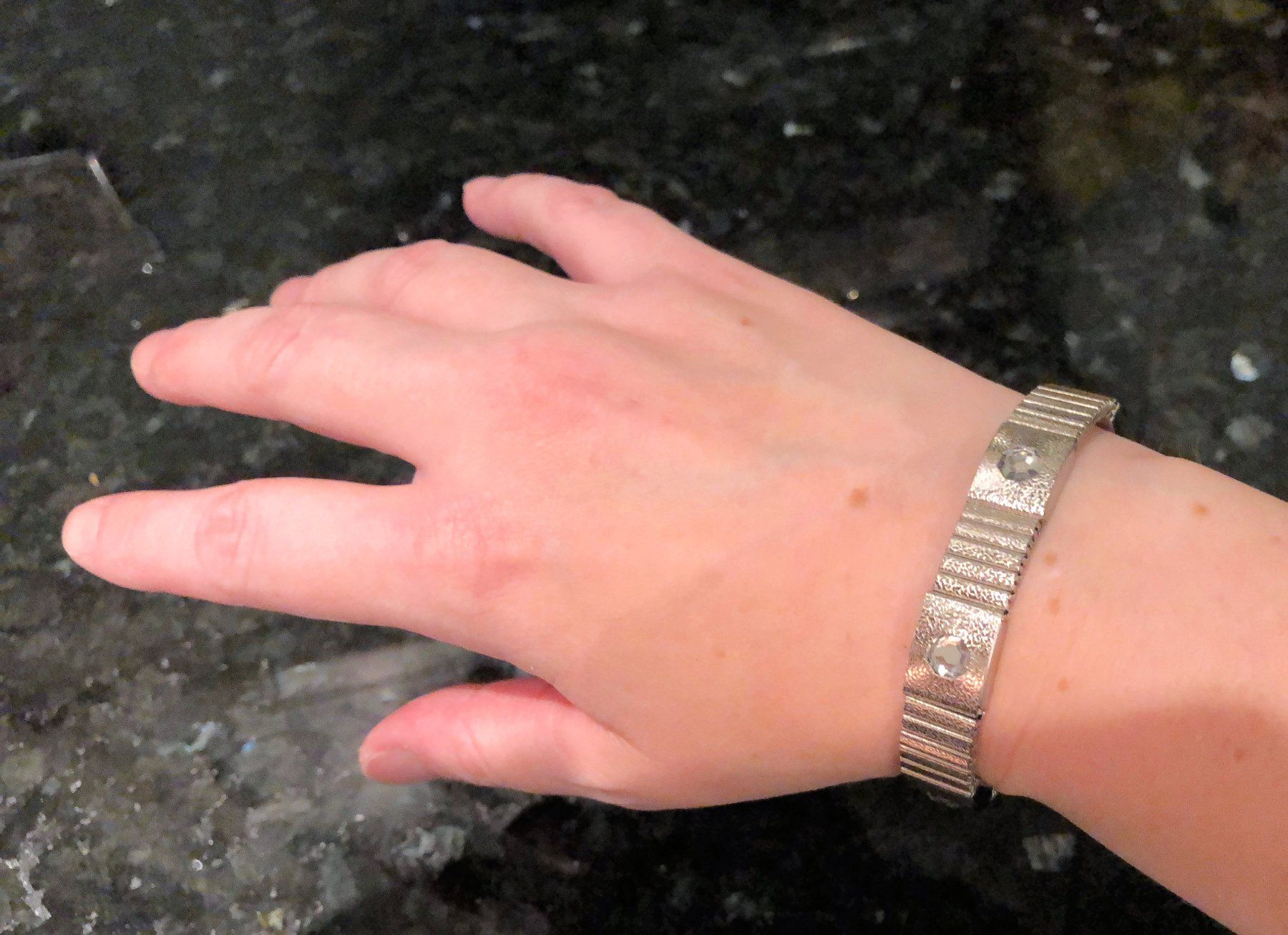 Bracelets: Magnetarmband mit weissen Steinen – Neuf avec emballage d'origine à Rüti ZH par Jasna89 3