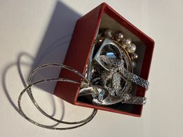 Modeschmuck-Konvolut (4)