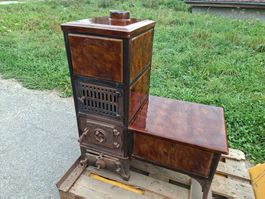 antiker Holzofen mit Sitzbank