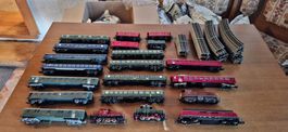 Gemischtes Modellbahn Konvolut 4 Loks, 17 Wagen, 28 Gleise.