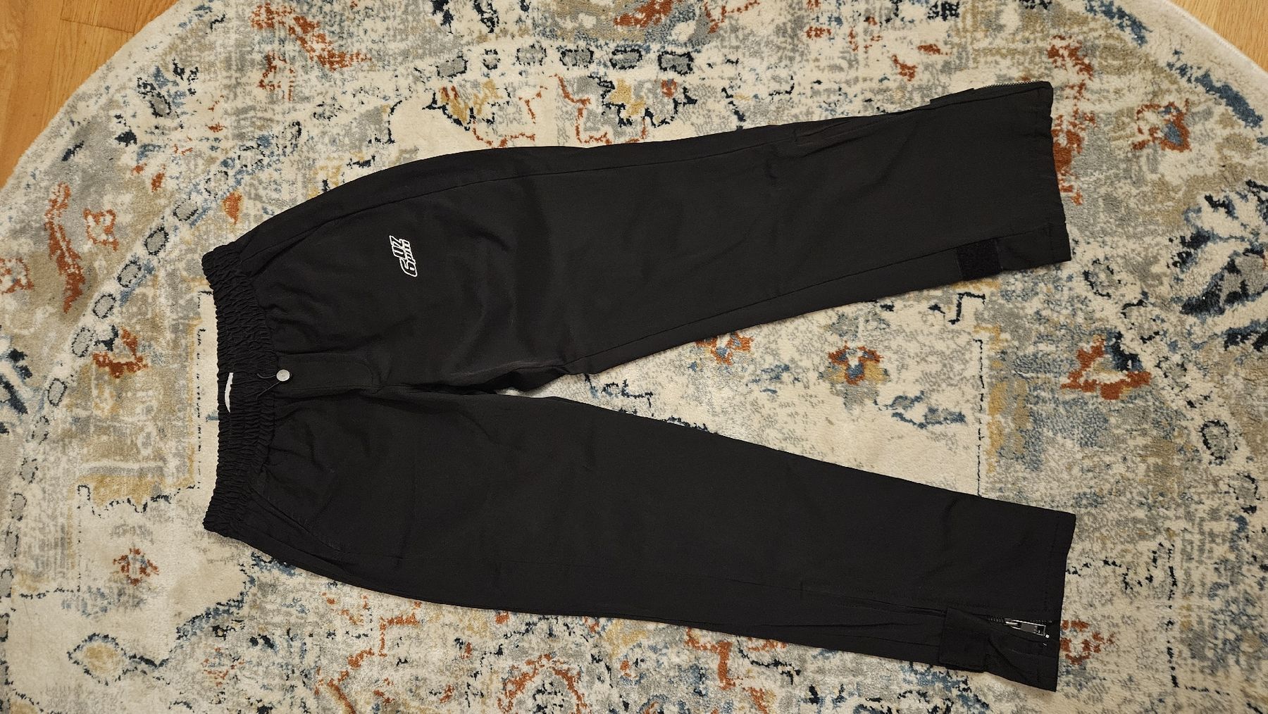 6PM Pantaloni: Schwarze 6pm Jogginghose - Lässig und bequem. – Usato da Ittigen venduto da ale_9z7q 3