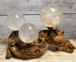 3 Bergkristallkugeln auf Schwemmholz 845g