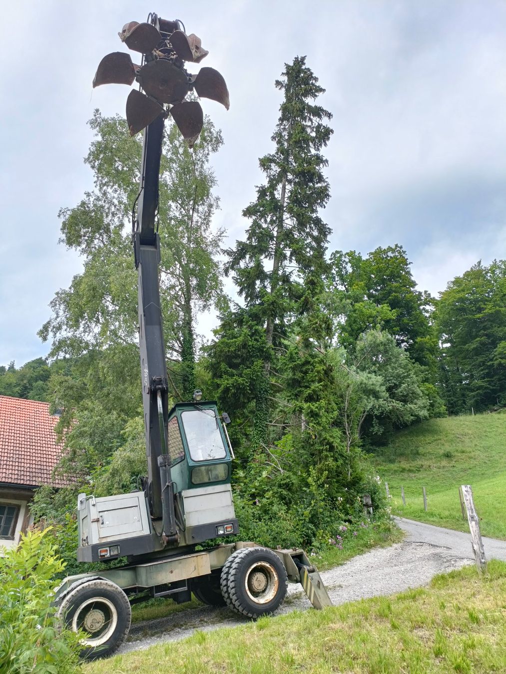 Escavatori: Pneubagger mit Schrottgreifer und Teleskoparm – Usato da Turbenthal venduto da Tish_77 1