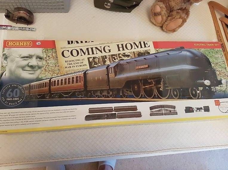 Hornby 00 Gauge Limited Edition R1060 train set: Coming home (Neu und ...