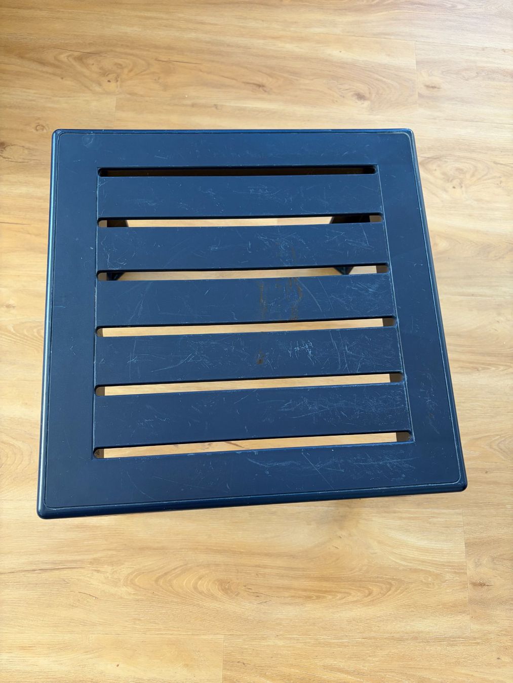 Tische: Gartentisch anthrazit Metall quadratisch Kratzer – Gebraucht aus Au ZH von gon_92g8 2