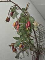Künstlicher Rosenzweig mit Hagebutten und Rose 