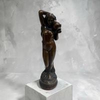 Bronzefigur Akt Frau auf Sockel – Klassische Skulptur