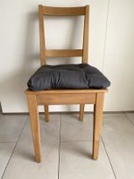 Sechs Essstühle aus Buchenholz mit grauen Sitzkissen