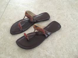 Braune Flipflops, Gr. 38, mit Stickerei und Glitzer