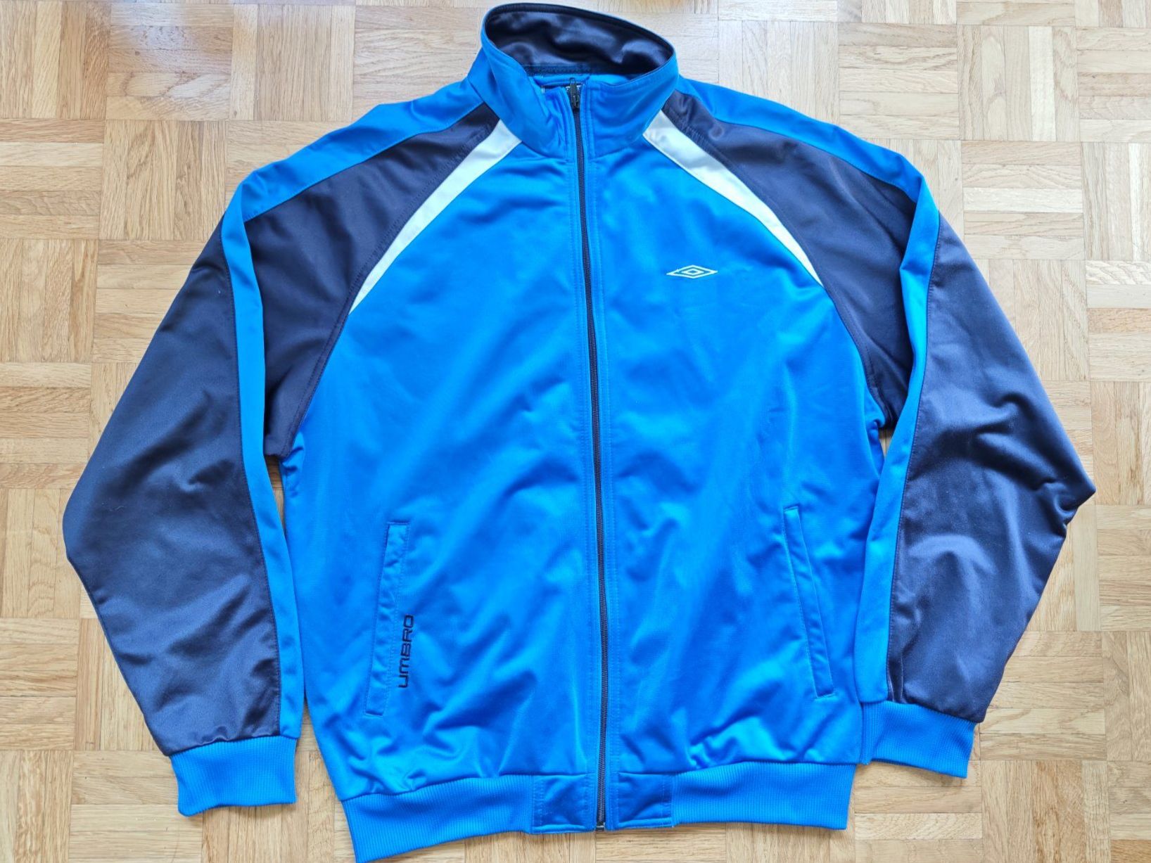 Umbro Giacche: Vintage Umbro Trainingsjacke track jacket Y2K – Usato da Liebefeld venduto da manyawoods