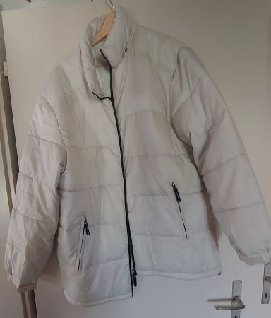 Helle Daunenjacke mit Kapuze