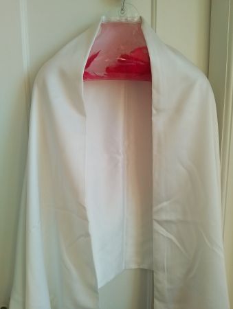 Traumhafte weisse Stola in glänzendem Satin doppellagig