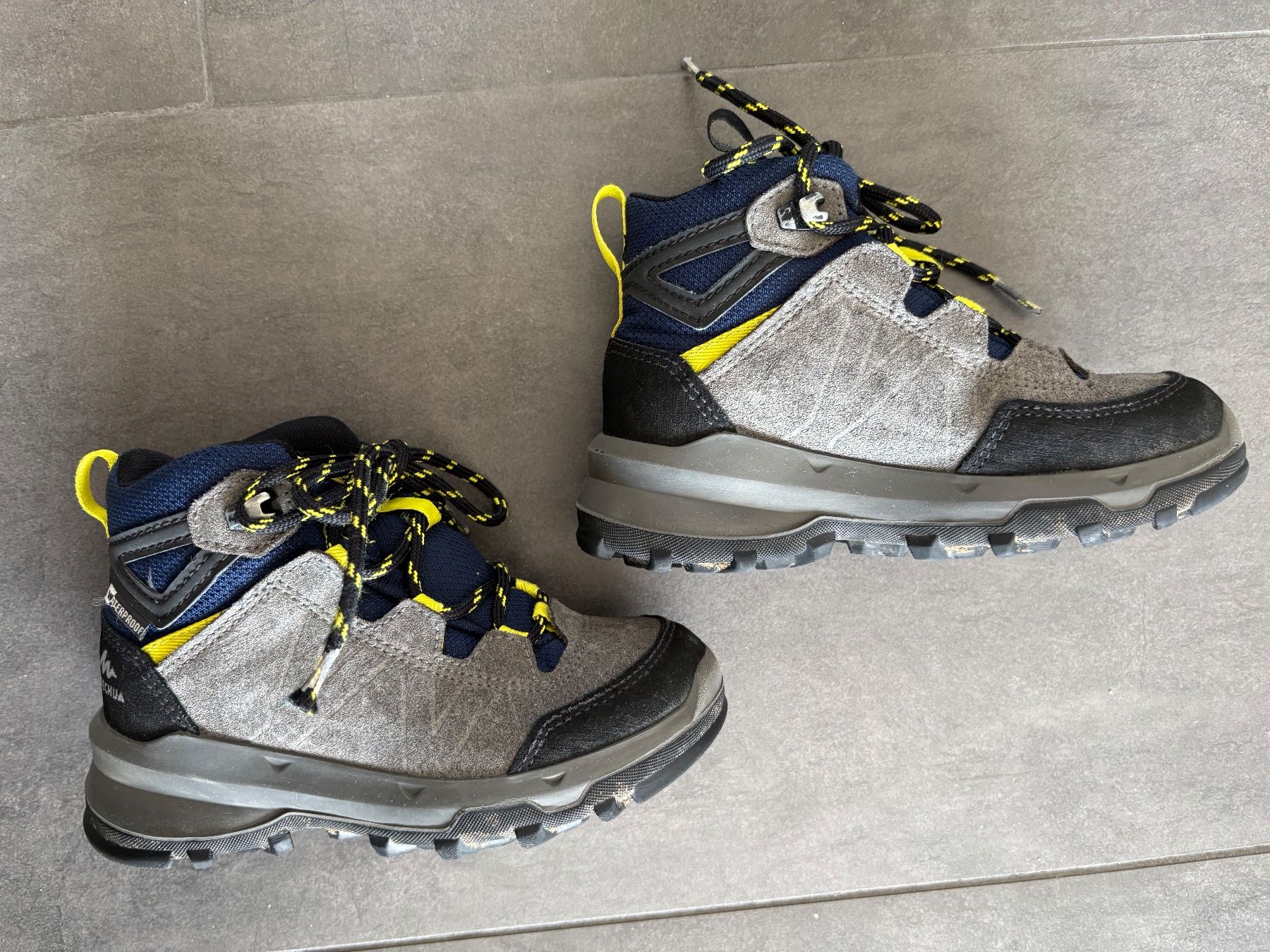 Decathlon Scarpe per ragazzi: Quechua Bergstiefel Kinder – Usato da Oberägeri venduto da MariaLehman 1