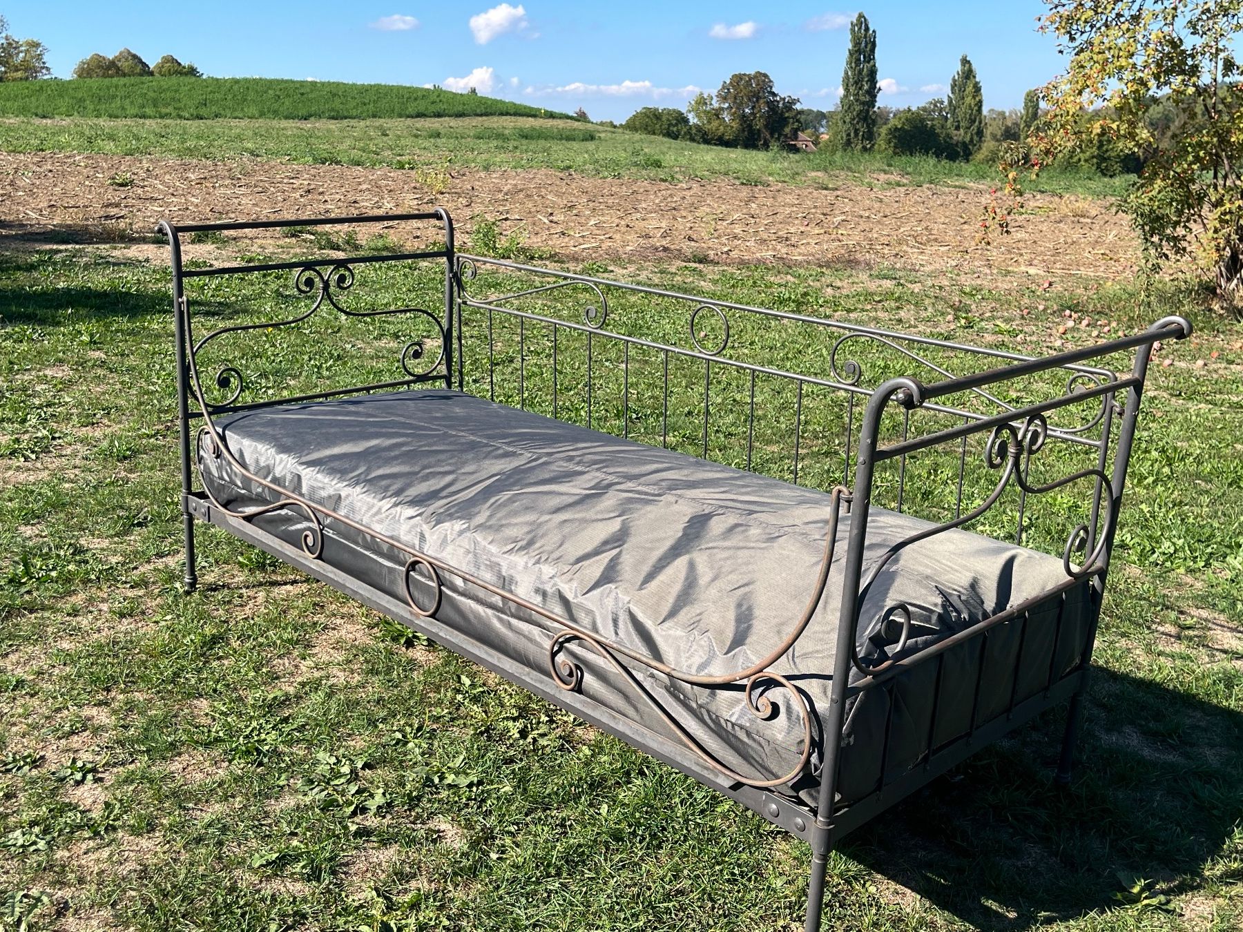 Lits: Bett Metall mit Matratze – D'occasion à Allmendingen b. BE par juair