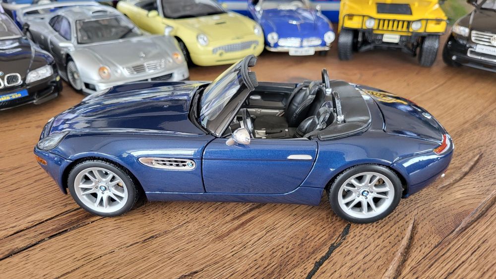 voiture miniature BMW Z8 1/18 MAISTO NEUVE DANS SA BOITE