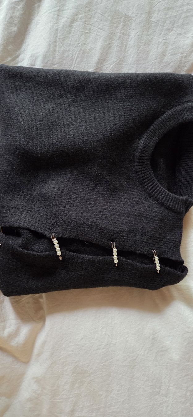 Pullover & Sweatshirts: Schwarzer Strickpullover mit speziellen Nadeln – Gebraucht aus Busswil BE von Angy1974 2