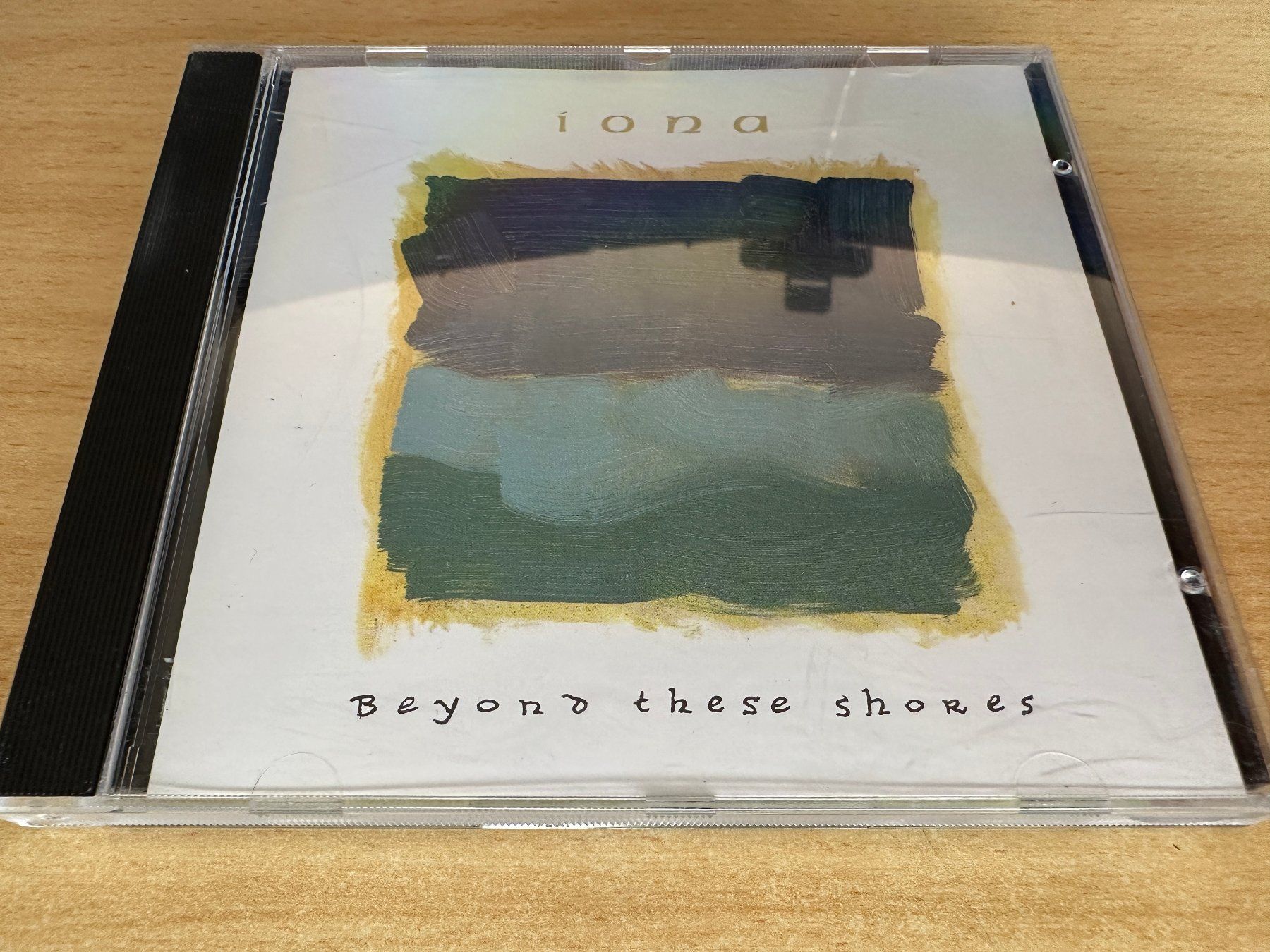 CD: Iona – Beyond These Shores – Usato da Rikon im Tösstal venduto da Alpenmutz