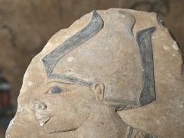 Antike Steinplatte mit Darstellung eines Pharaos 