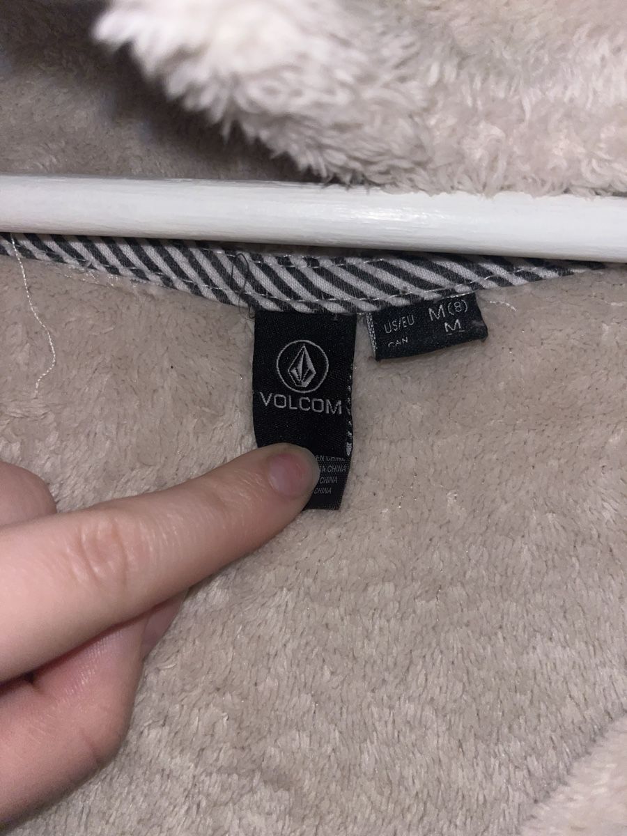 Pulls & Sweat-shirts: Wuscheliger Volcom Kaputzenpullover – D'occasion à Bern par Zoee.pg 2