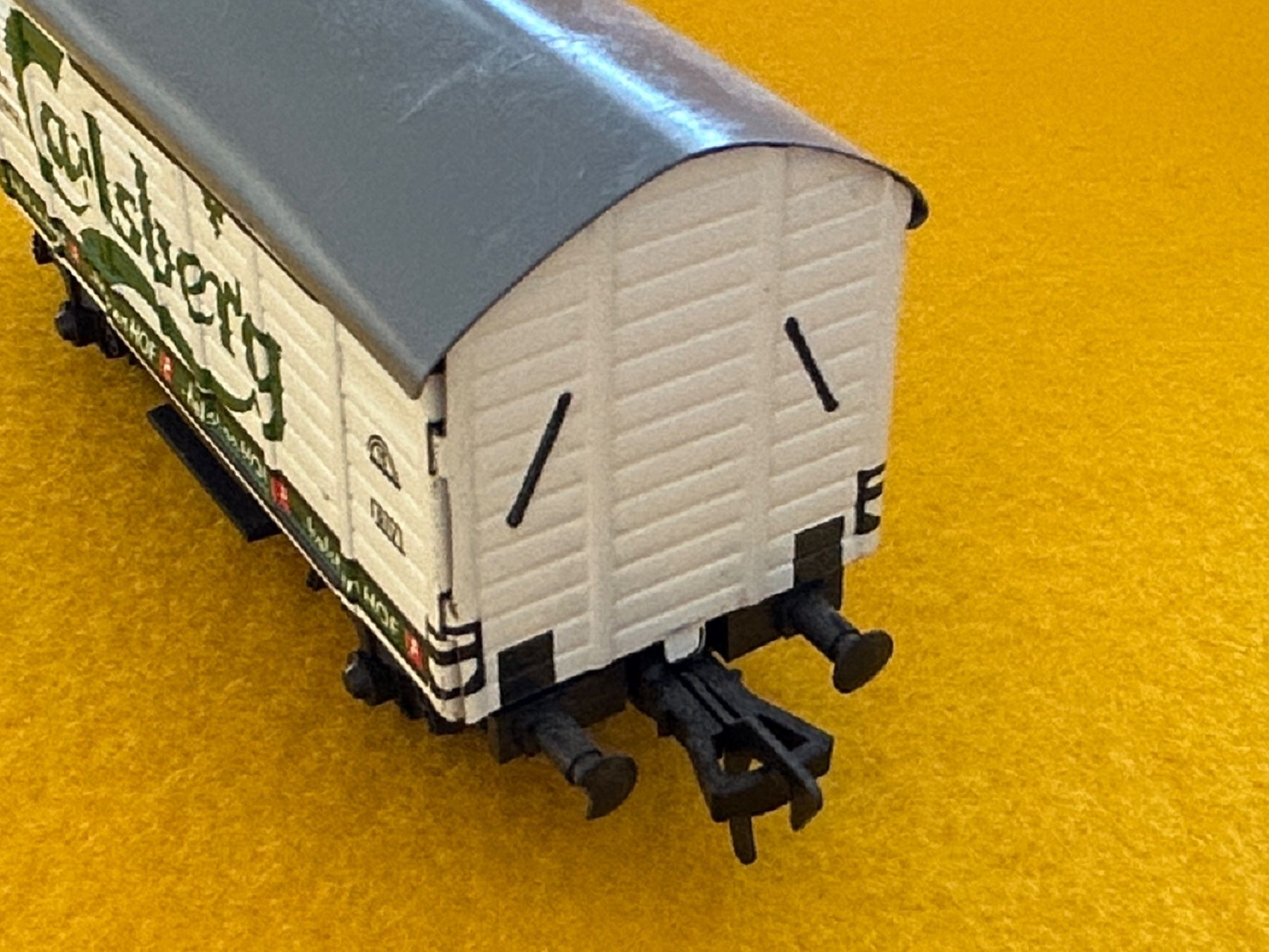 Fleischmann Modellini di ferrovie: Güterwagen "Carlsberg" 2-achsig von Fleischmann – Usato da Biel/Bienne venduto da Malachit 1