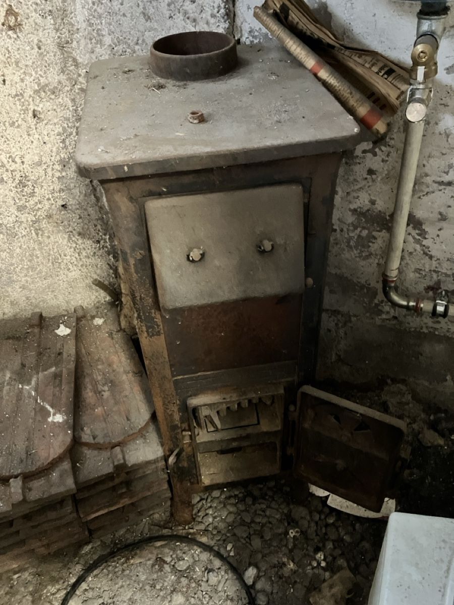 Altri mobili d'antiquariato: Holzofen gusseisen antik – Usato da Bettwiesen venduto da Arnoldel