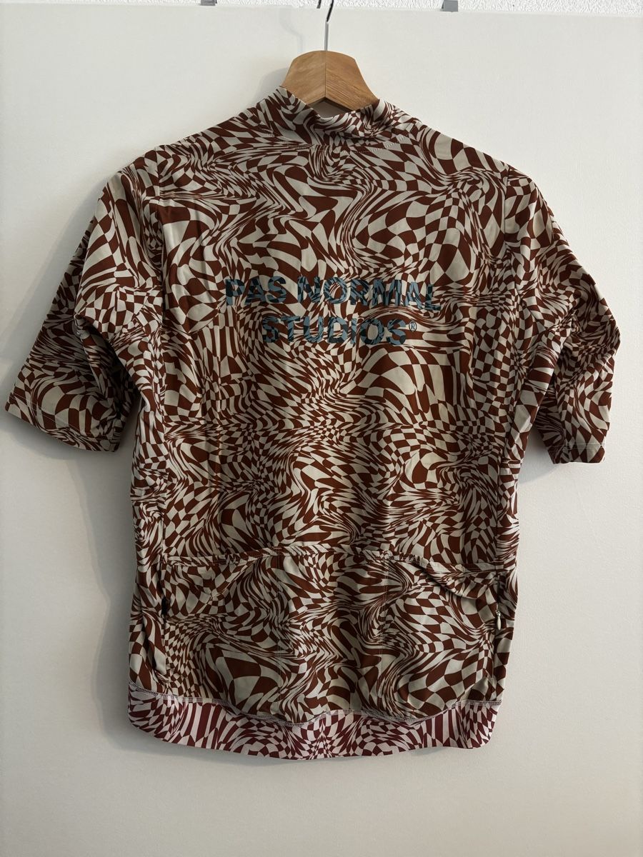 Pas Normal Studios Leibchen & Hosen: Pas normal studios Maillot XL essentials check brick – Gebraucht aus Sion von Linkebeek 1