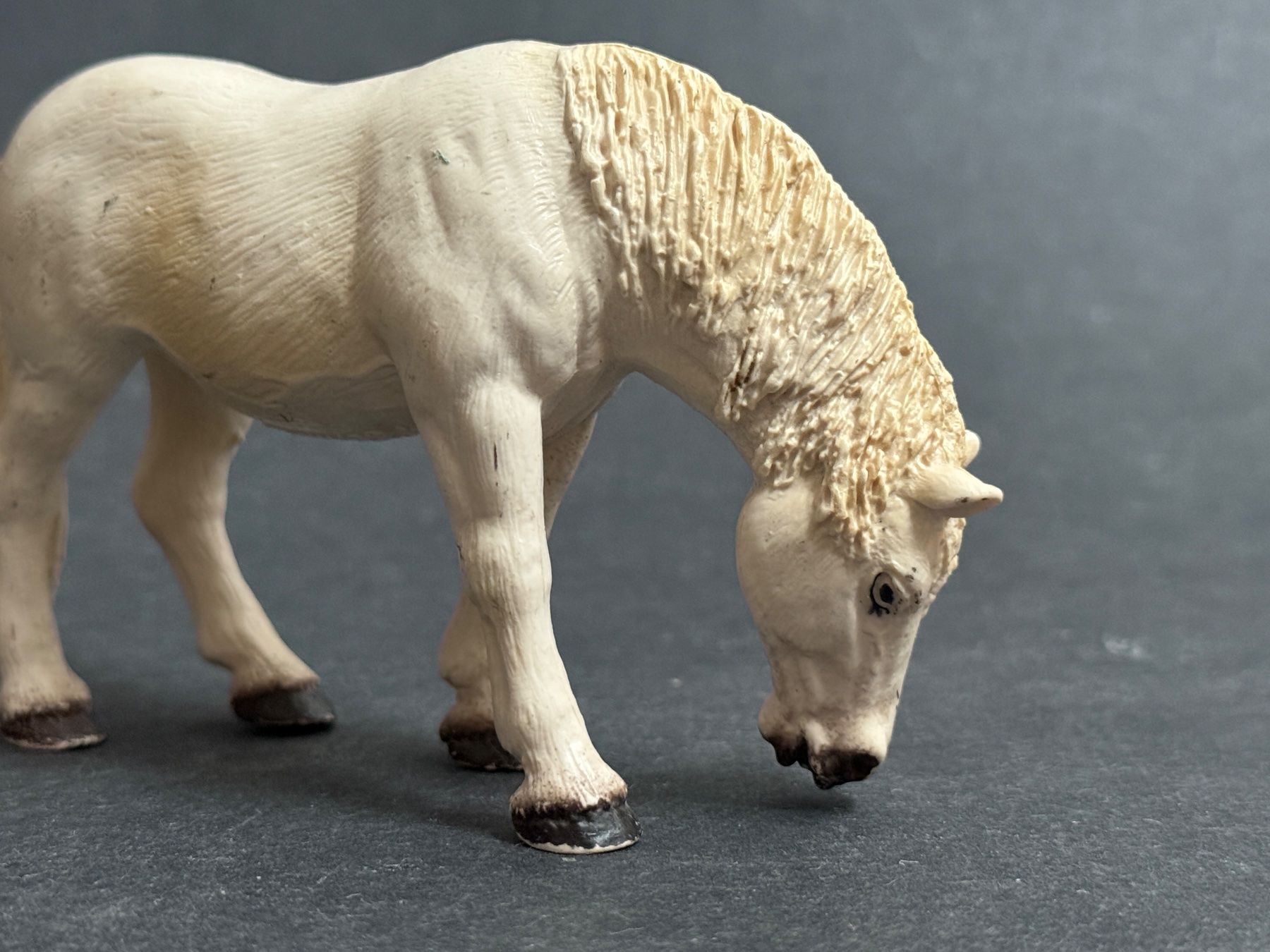 Schleich Statuette: Schleich Pferd 13235 Camargue Stute grasend – Usato da Ennetbaden venduto da mapa05 5
