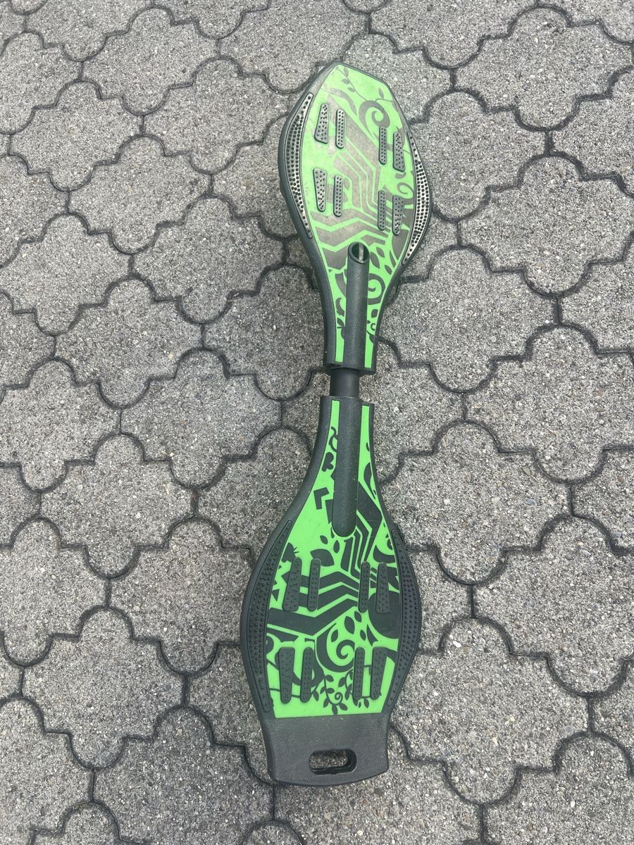 Skateboards: Waveboard schwarz und gruen – D'occasion à Rothenburg par Ahoppla