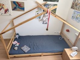Hausbett / Kinderbett aus Holz, mit Matratze, gut erhalten
