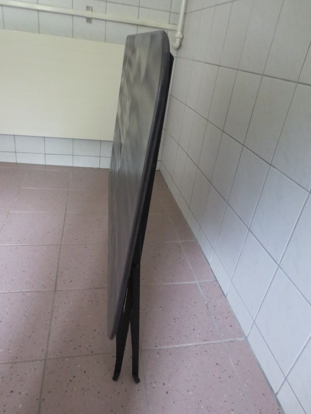 Tables: alter Metalltisch, klappbar – D'occasion à Horgen par hkek01 2