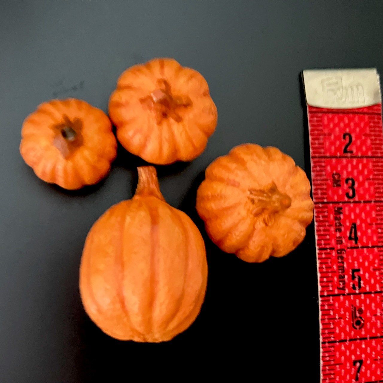 4 Kürbisse (orange) für die Puppenstube. Kunstharz. Handarb. (Neu und